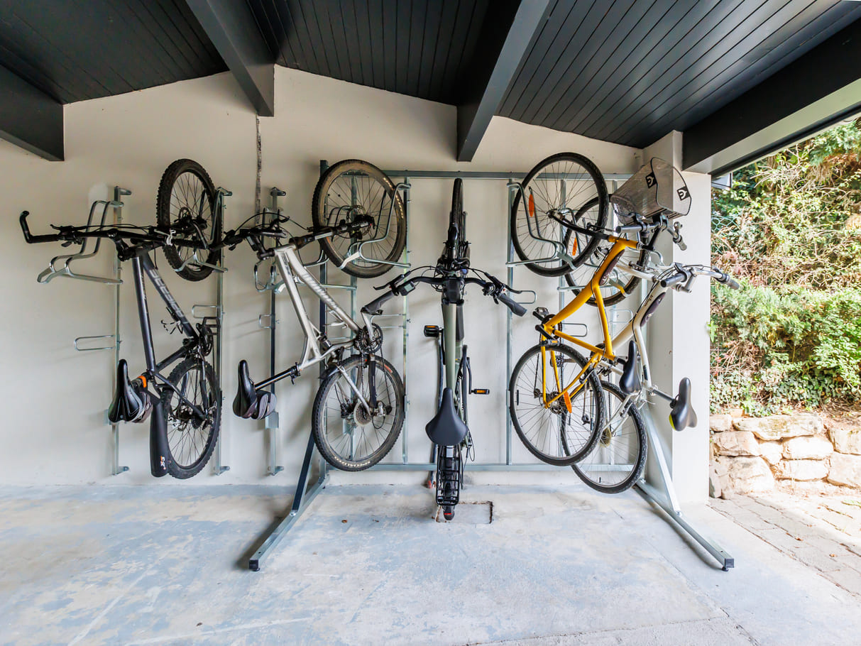 Système Optibike à l'unité et autoportant avec inclinaison des vélos vers la droite et la gauche
