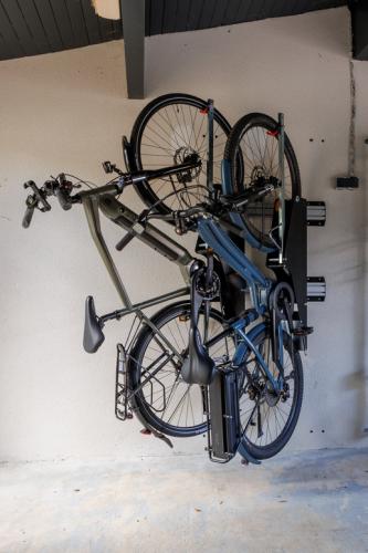 vélo positionné à la vertical et pivotés sur la gauche dans le système BIKILIFT système de levage automatique