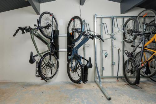 La solution de levage automatique des vélos nécessite 2 profilés pour une pose optimale